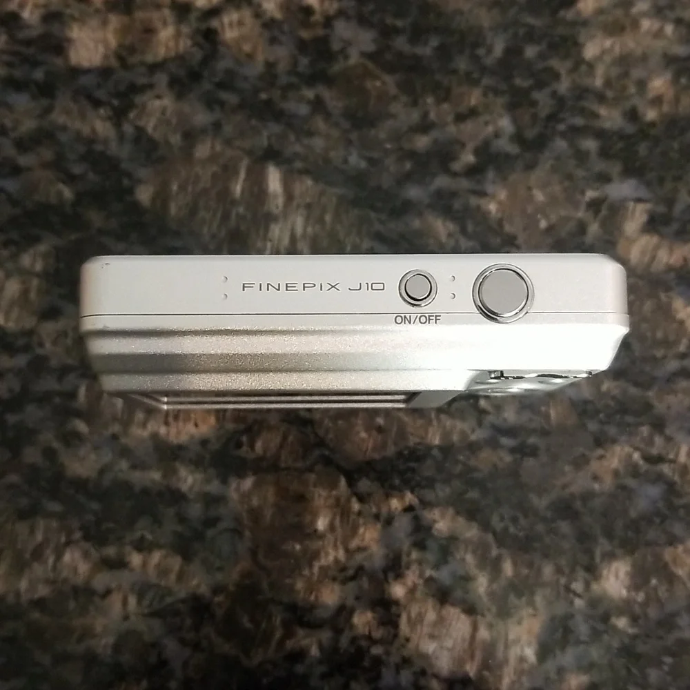 Fujifilm FinePix J10 Digital Camera - Picture 6 of 15